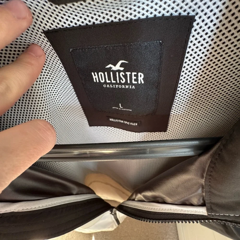Hollister Men's Black and Cream Windbreaker - Picture 3 of 4